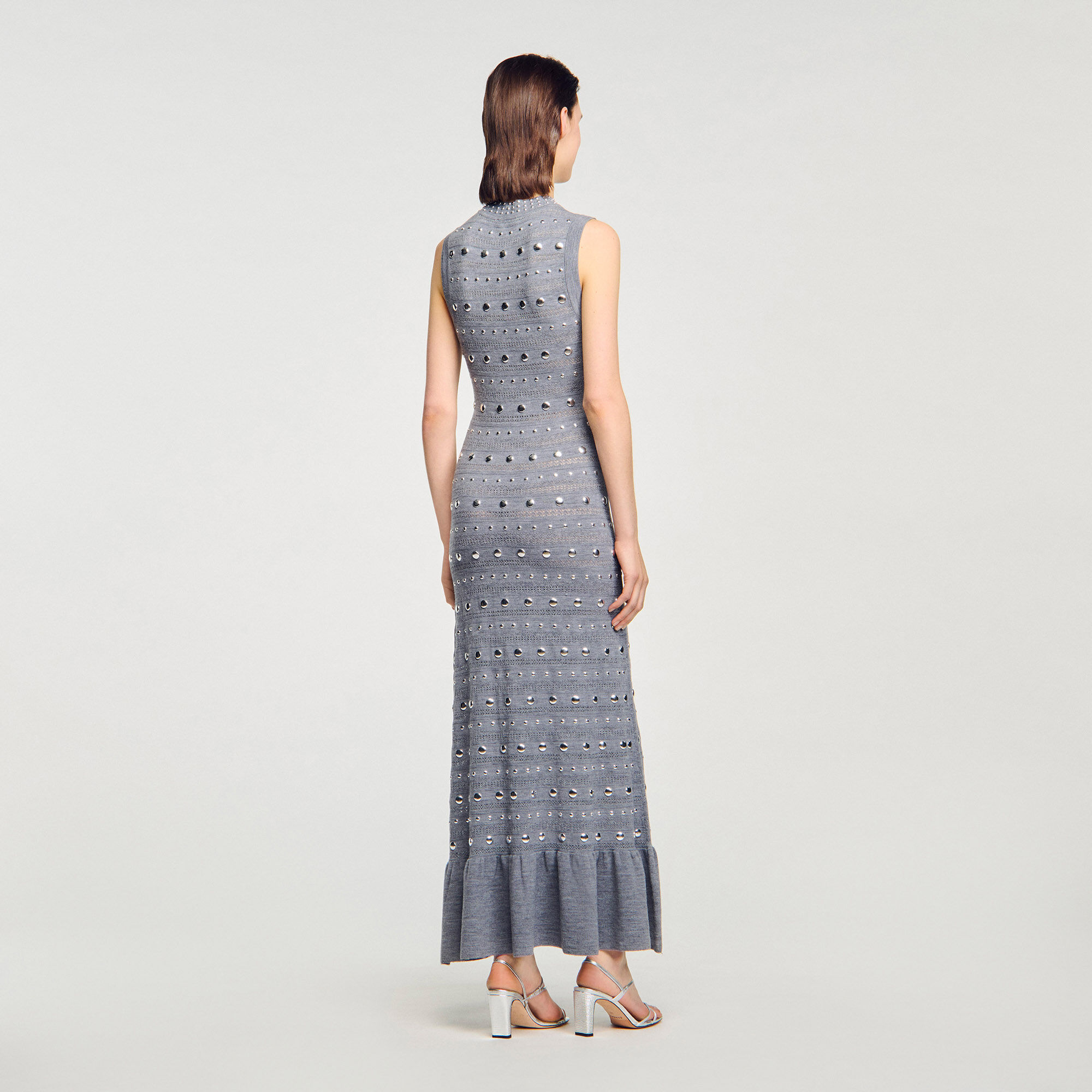Vestido largo de punto con tachuelas