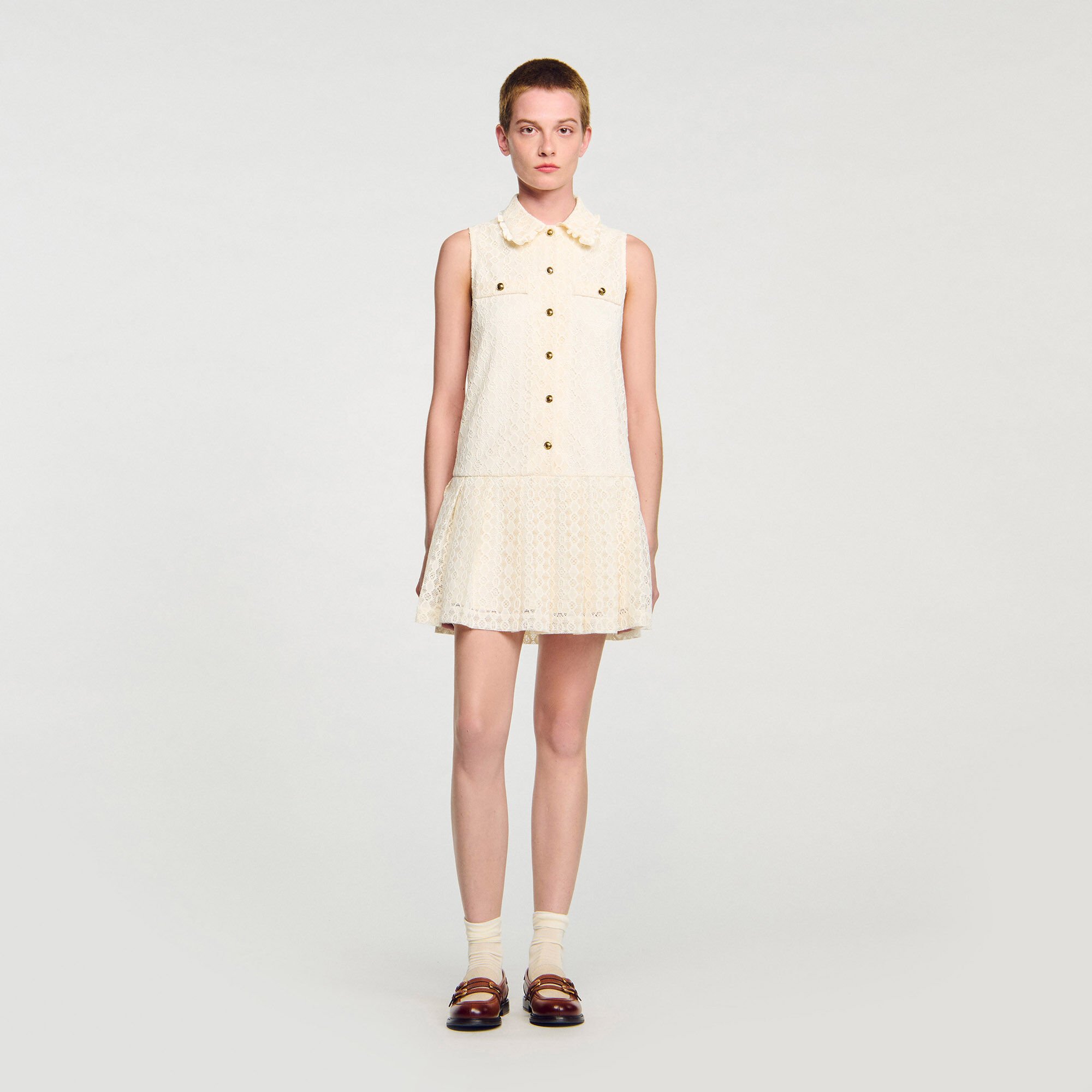 Vestido corto de encaje