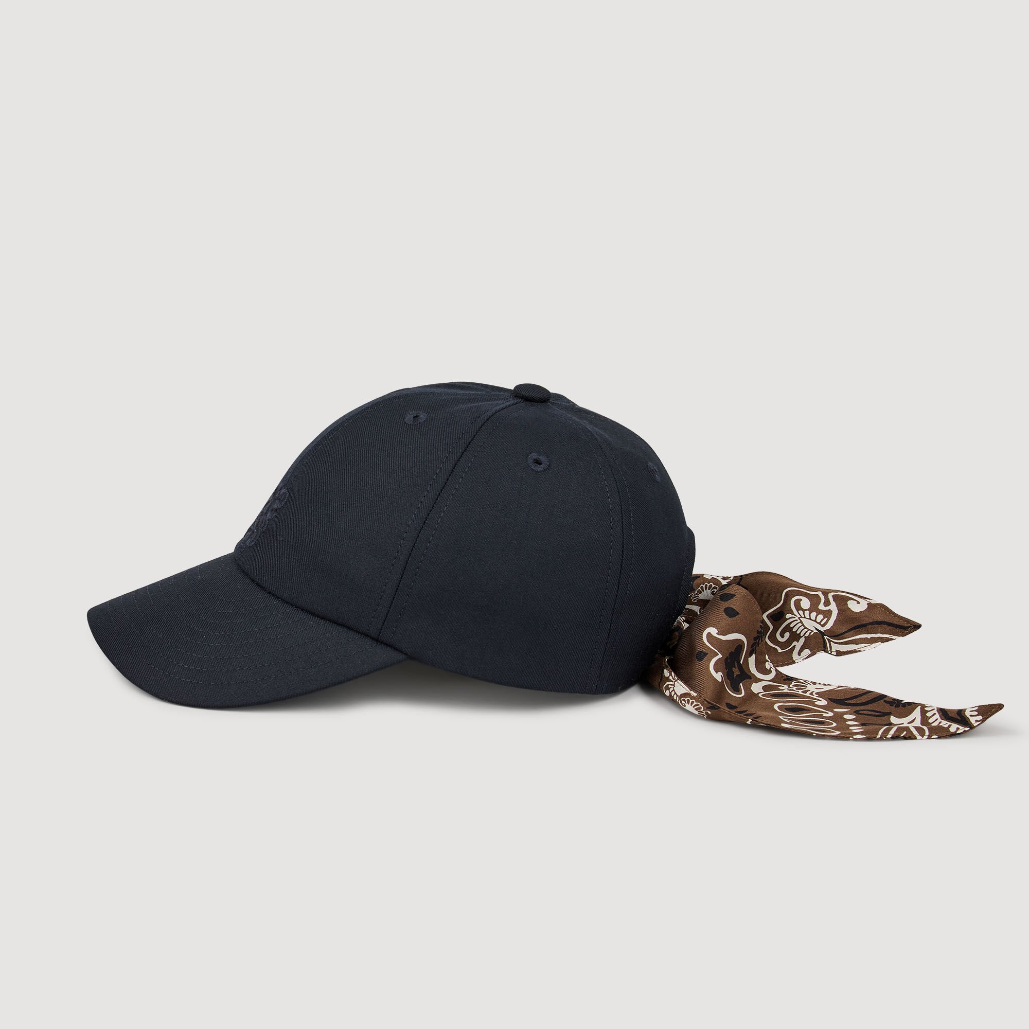 Gorra con pañuelo anudado