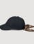 Gorra con pañuelo anudado