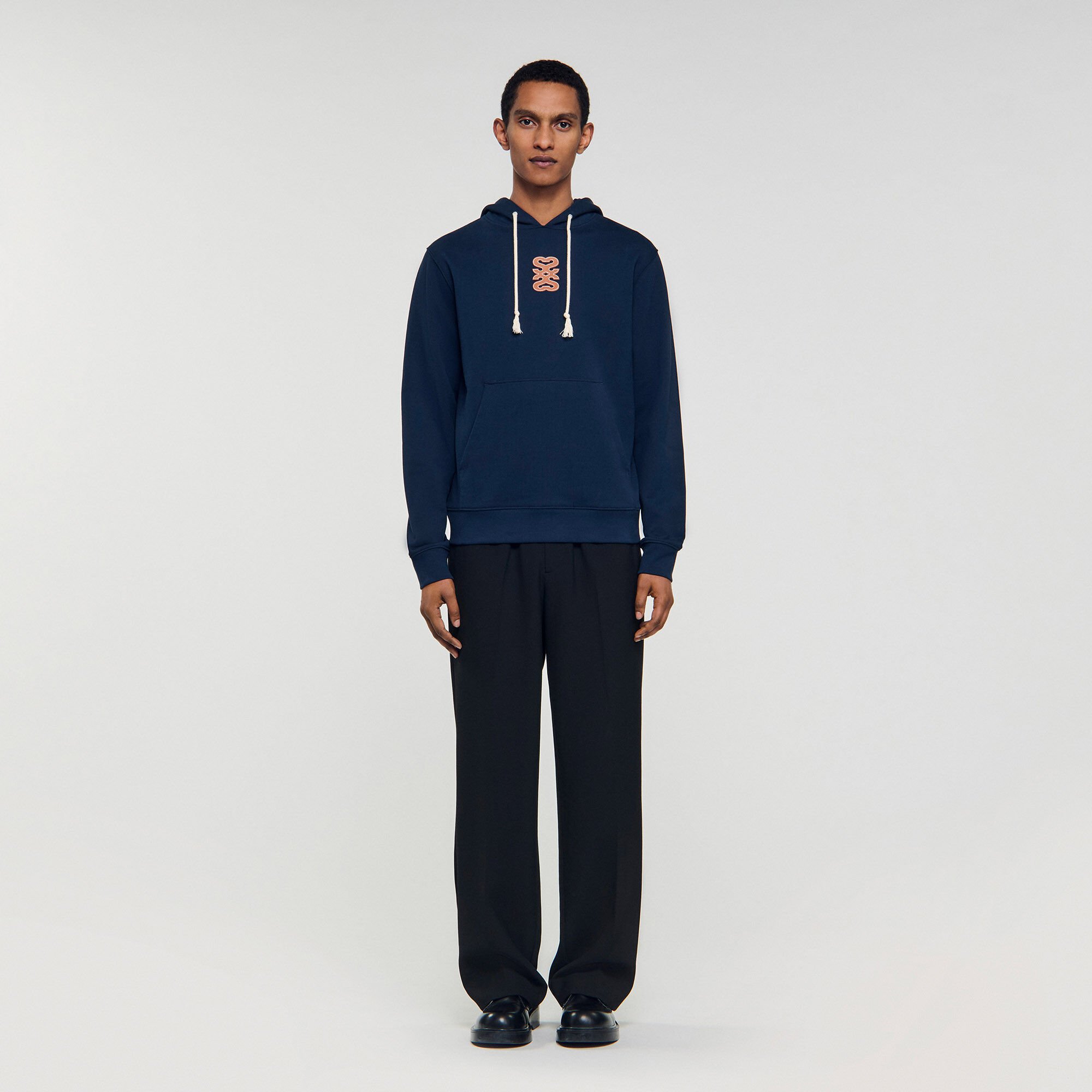 Sudadera con parche de cuero