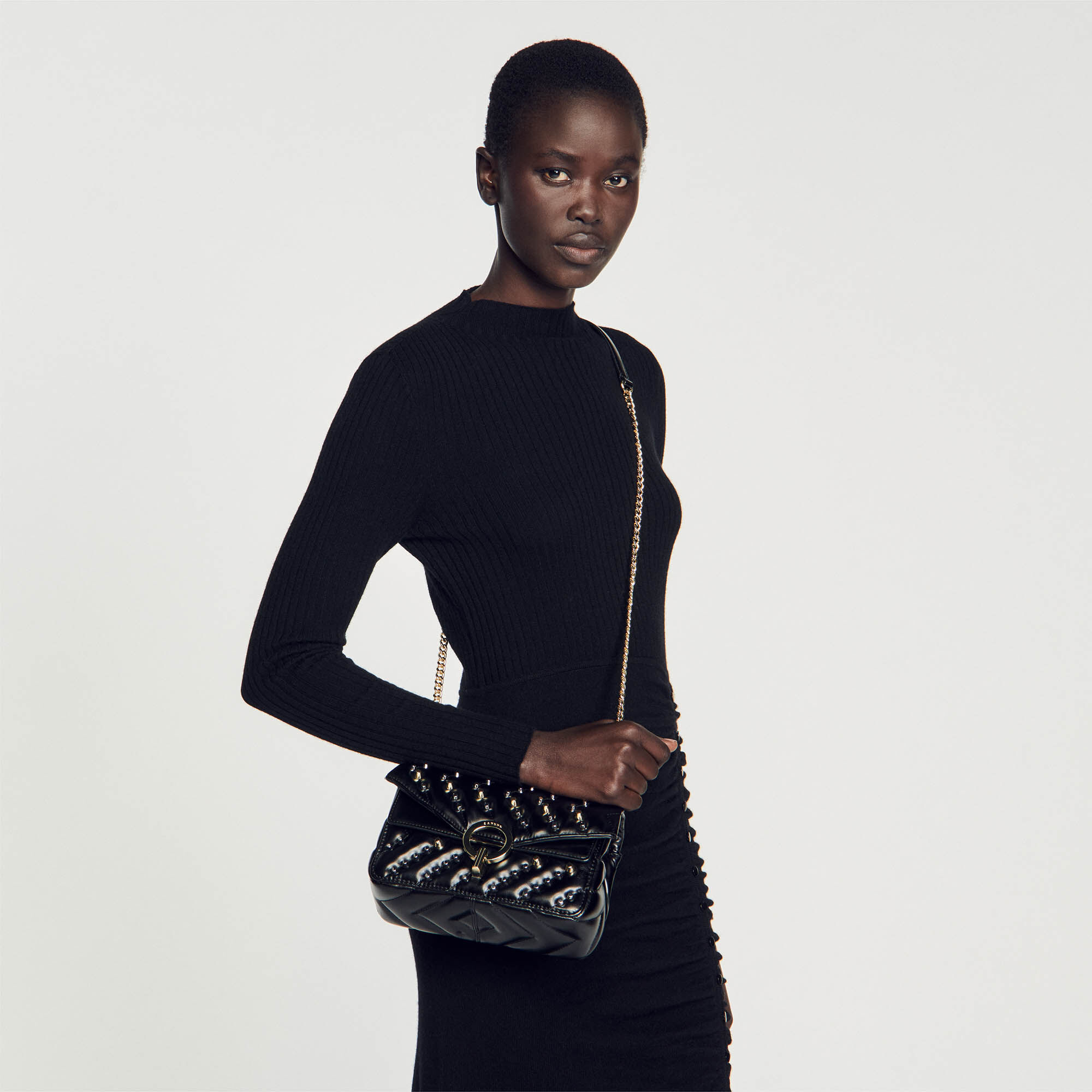 Bolso pequeño negro shop con tachuelas