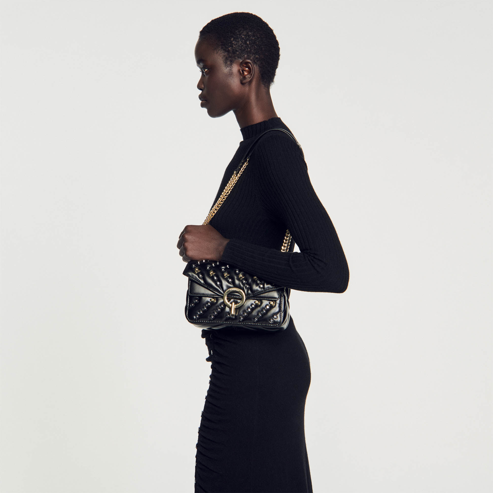 Bolso pequeño sales negro con tachuelas
